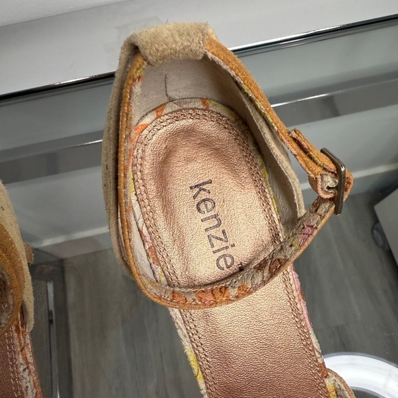 Kenzie Modesty Tan Cream Women's Sandals (8) - Picture 8 of 8